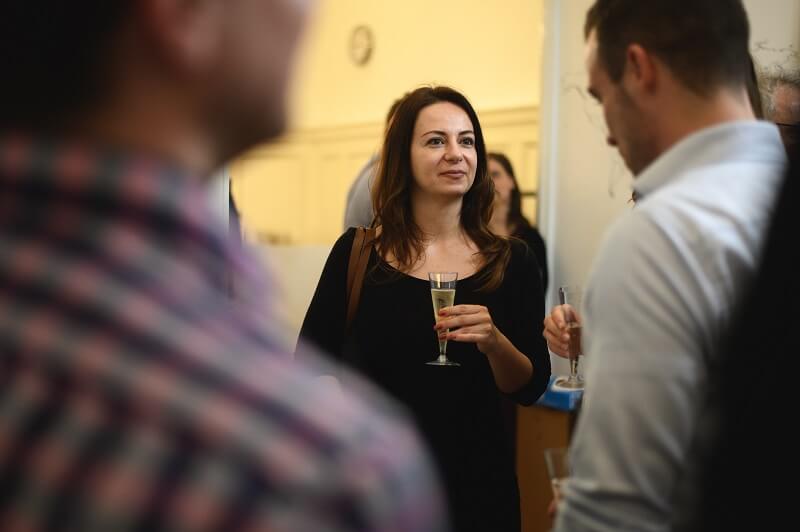 Előadások utáni kötetlen beszélgetés, pezsgőzés